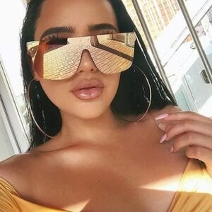 ๐๏ธ $38 SALE ๐๏ธ NWT Gorgeous Pink & Gold MIRRORED Sunnies